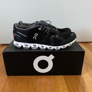 On Cloud Womens 9.5 Sneaker Black and White